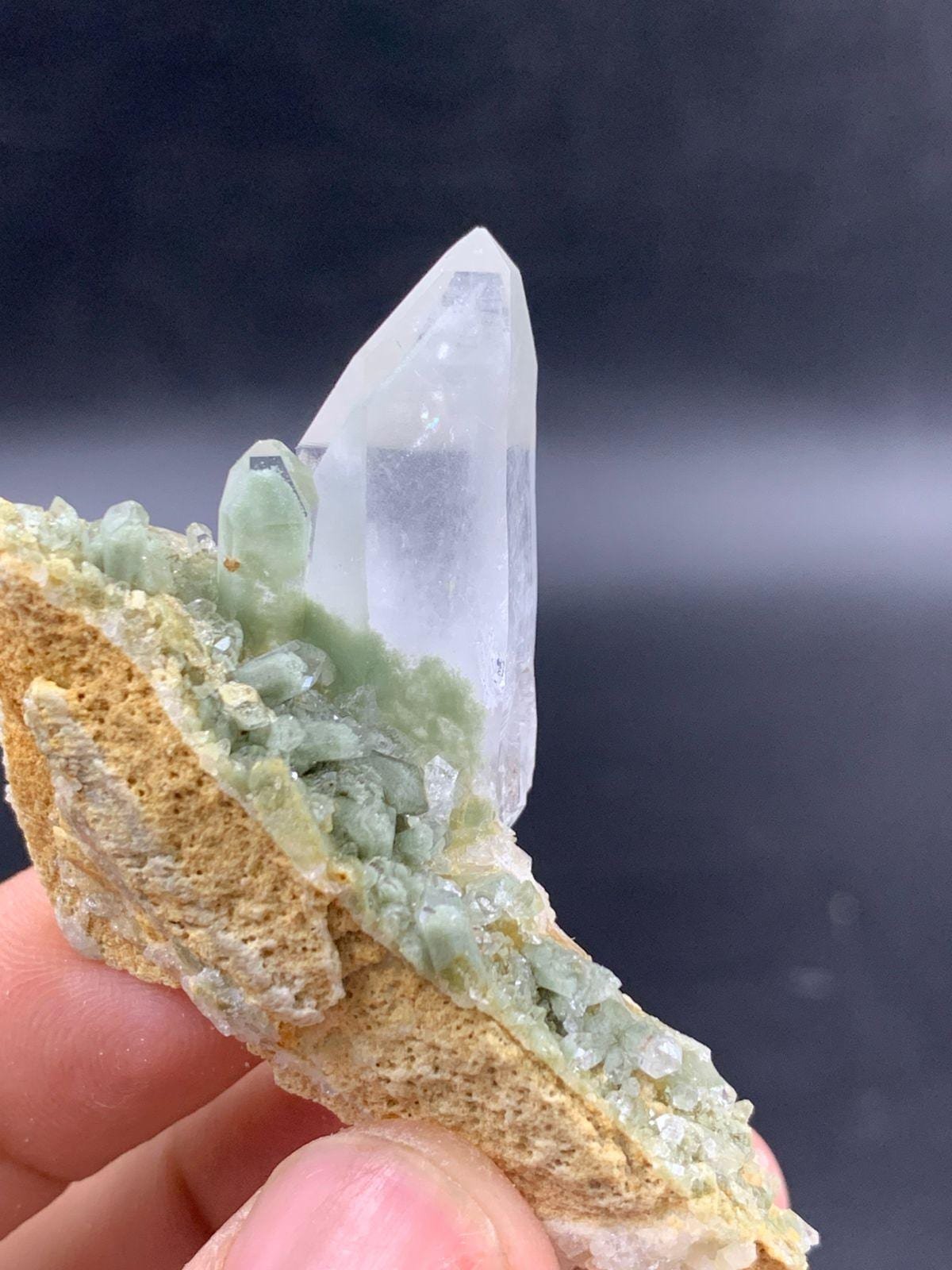 Natural Quartz Crystal Specimen   47.40g Raw Clear Quartz Cluster   Mineral Display Piece   Healing Crystal Collectible   46x60x22 mm