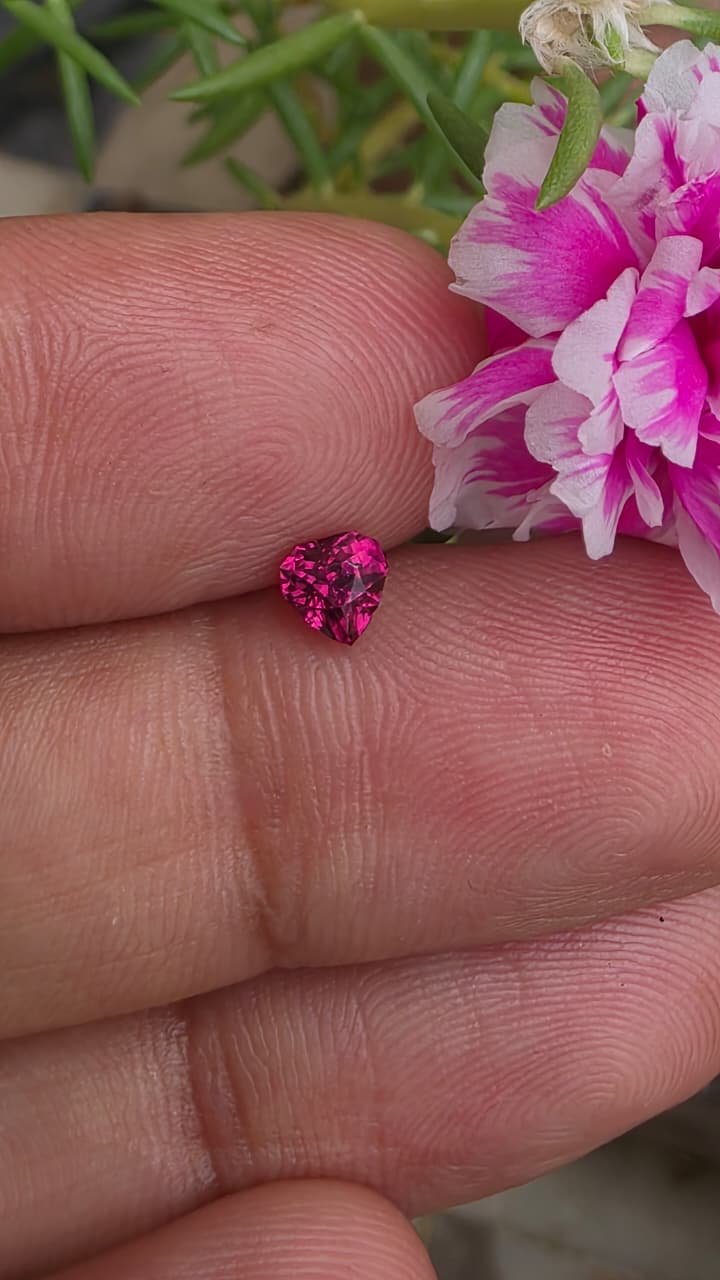 Pinkish-Red Heart Cut Tourmaline (0.70 ct) - Image 2